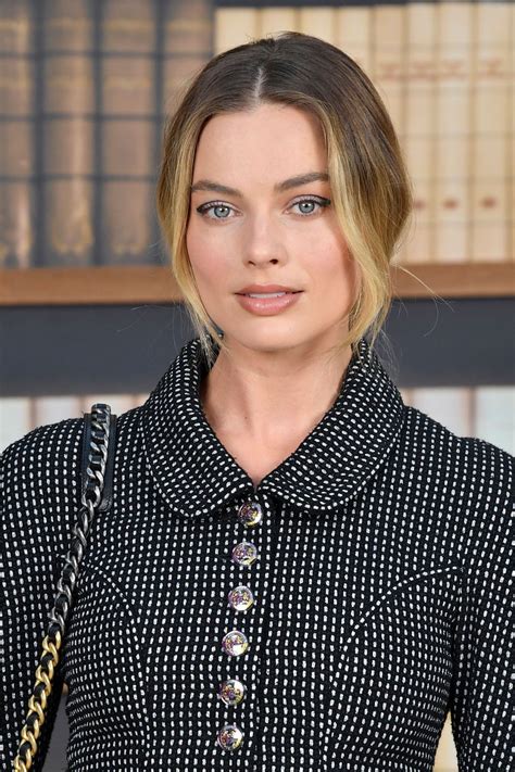 chanel margot robbie outfits.